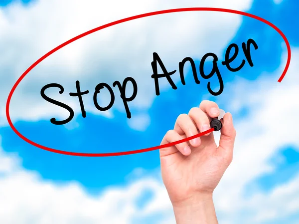Man Hand menulis Stop Anger dengan penanda hitam pada layar visual — Stok Foto