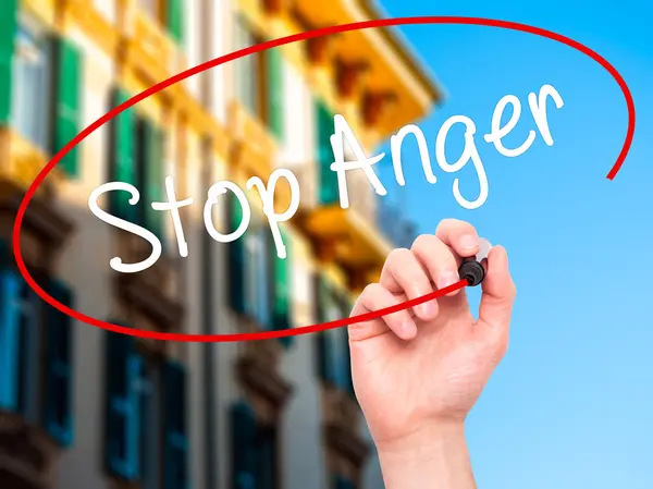 Man Hand menulis Stop Anger dengan penanda hitam pada layar visual — Stok Foto