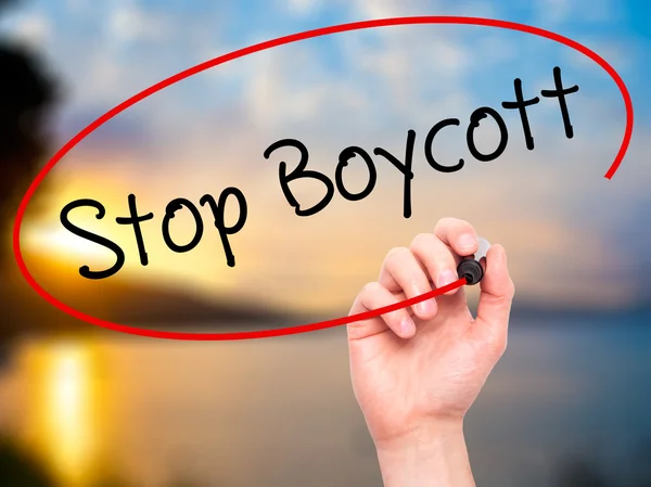 Человек рукой пишет Stop Boycott с черным маркером на визуальном экране — стоковое фото