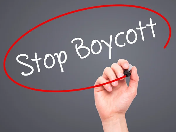 Человек рукой пишет Stop Boycott с черным маркером на визуальном экране — стоковое фото