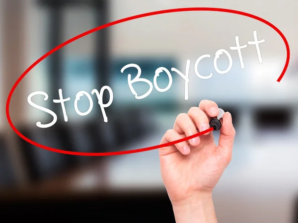 Человек рукой пишет Stop Boycott с черным маркером на визуальном экране — стоковое фото