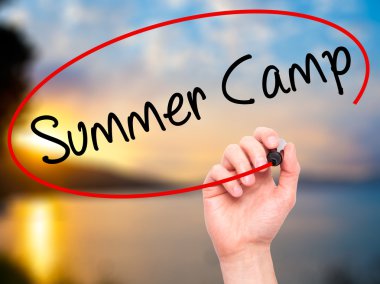 Adam el yaz kampı ile siyah kalemi görsel ekranda yazma.