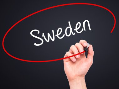 Adam el İsveç ile siyah kalemi görsel ekranda yazma.