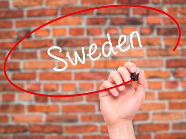 Adam el İsveç ile siyah kalemi görsel ekranda yazma.