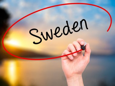 Adam el İsveç ile siyah kalemi görsel ekranda yazma.