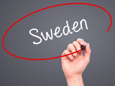 Adam el İsveç ile siyah kalemi görsel ekranda yazma.