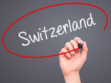 Adam el İsviçre ile siyah kalemi görsel ekranda yazma.