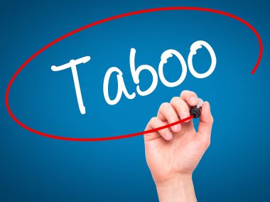 Adam el tabu siyah kalemi ile görsel ekranda yazma.