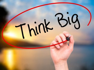 Adam el düşünüyorum büyük siyah kalemi ile görsel ekranda yazma