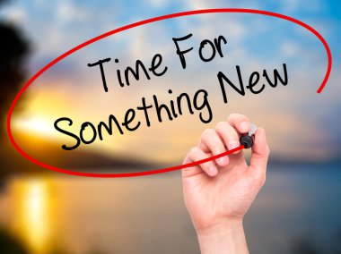 Adam el saat için bir şey yeni vis siyah kalemi ile yazma