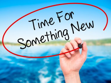 Adam el saat için bir şey yeni vis siyah kalemi ile yazma