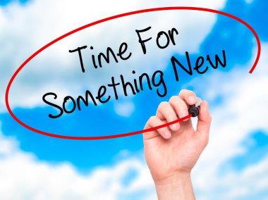 Adam el saat için bir şey yeni vis siyah kalemi ile yazma