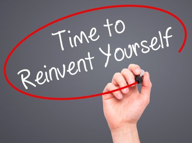 Adam el zaman kendini yeniden icat üzerinde siyah kalemi ile yazma 