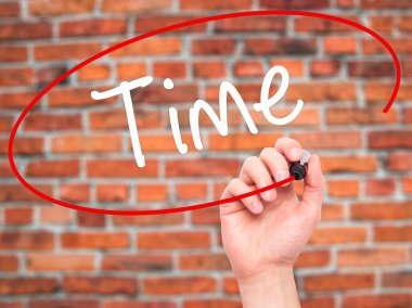 Adam el zaman siyah kalemi ile görsel ekranda yazma.