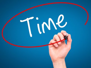 Adam el zaman siyah kalemi ile görsel ekranda yazma.