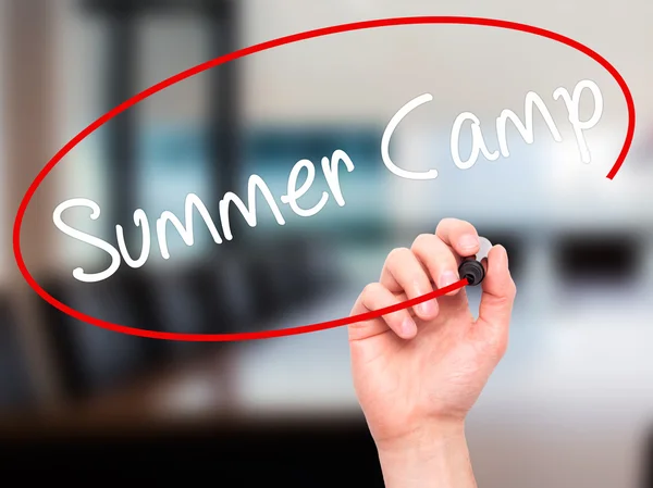 남자 손 영상 화면에 검은색 표시와 함께 여름 캠프를 작성 — 스톡 사진
