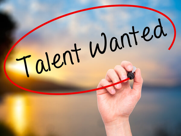 Мужчина, пишущий "Талант в розыске" с черным маркером на лице
