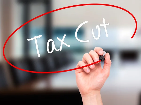 Man Hand writing Tax Cut com marcador preto na tela visual — Fotografia de Stock