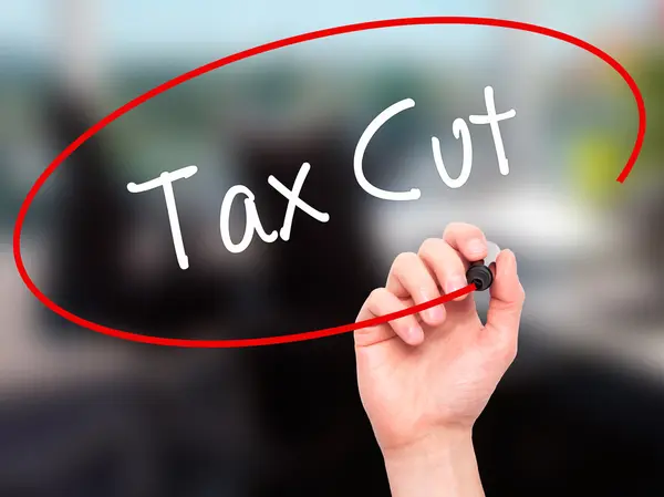 Uomo Scrittura a mano Tax Cut con pennarello nero sullo schermo visivo — Foto Stock