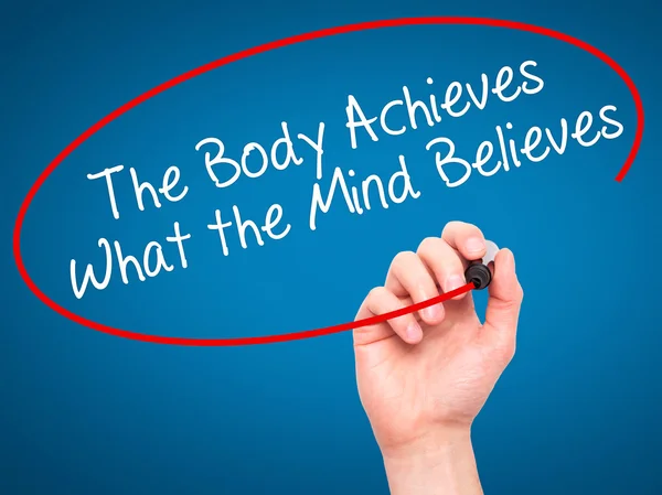 Man Hand writing The Body Achieves What the Mind Believes with b — Stock Photo, Image