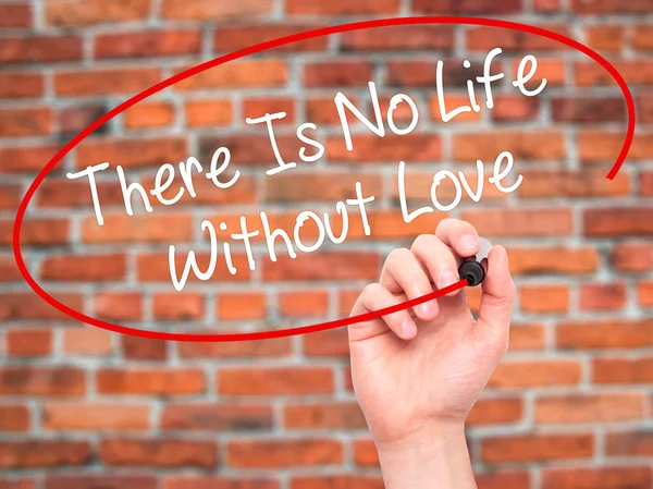 Человек, написавший черным маркером "Без любви нет жизни" — стоковое фото