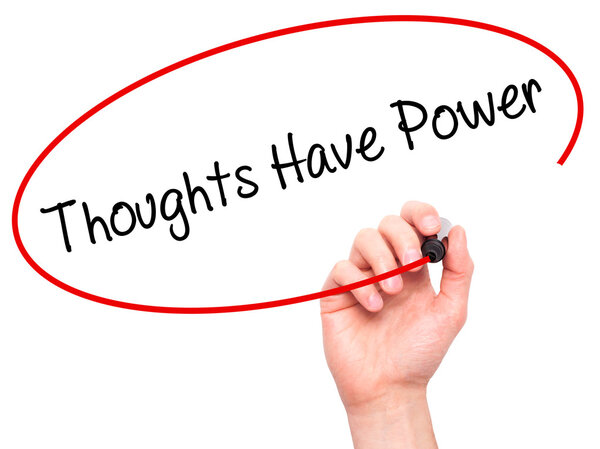 Человеческая рука пишет мысли имеют силу с черным маркером на визуальном
