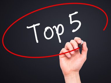 Adam el ilk 5 siyah kalemi ile görsel ekranda yazma.