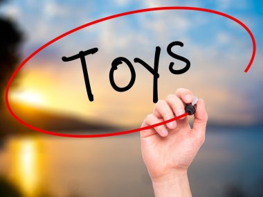 Adam el oyuncaklar ile siyah kalemi görsel ekranda yazma.