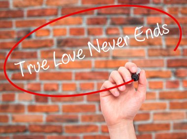 Adam el ile siyah kalemi visua üzerinde yazma gerçek aşk hiç bitmez