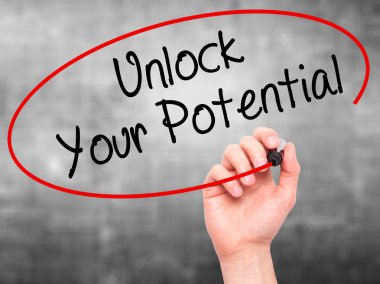 Adam el unlock Your Potential siyah kalemi ile Görs üzerinde yazma
