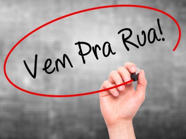 Man Hand writing Vem Pra Rua! (Come to Street in Portuguese) wit