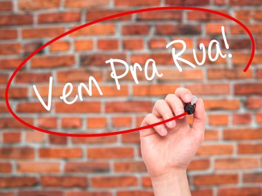 Man Hand writing Vem Pra Rua! (Come to Street in Portuguese) wit