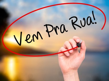 Man Hand writing Vem Pra Rua! (Come to Street in Portuguese) wit