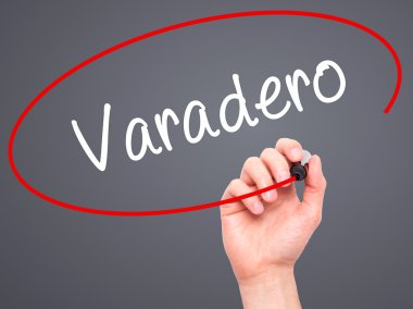 Adam el Varadero siyah kalemi ile görsel ekranda yazma.