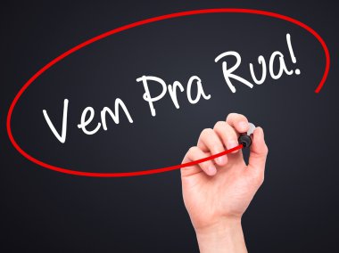 Man Hand writing Vem Pra Rua! (Come to Street in Portuguese) wit
