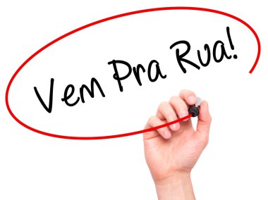 Man Hand writing Vem Pra Rua! (Come to Street in Portuguese) wit
