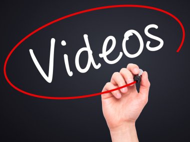 Adam el videolar siyah kalemi ile görsel ekranda yazma.