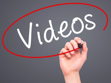 Adam el videolar siyah kalemi ile görsel ekranda yazma.