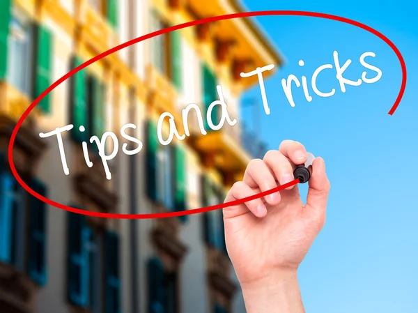 Man Hand schrijven Tips en trucs met zwarte marker op visuele scr — Stockfoto