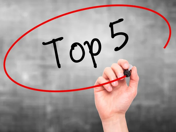 Man Hand schrijven Top 5 met zwarte marker op visuele scherm — Stockfoto