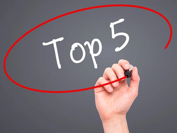 Man Hand schrijven Top 5 met zwarte marker op visuele scherm — Stockfoto