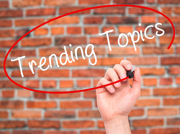 Человек, пишущий актуальные темы с черным маркером на лице
