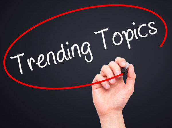 Человек, пишущий актуальные темы с черным маркером на лице
