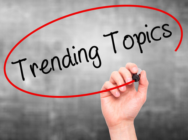 Человек, пишущий актуальные темы с черным маркером на лице
