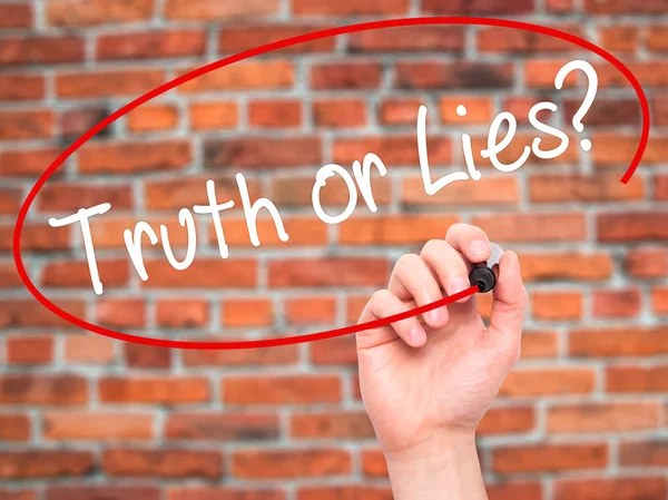 Adam el yazma Truth or Lies? siyah kalemi ile görsel scre üzerinde — Stok fotoğraf