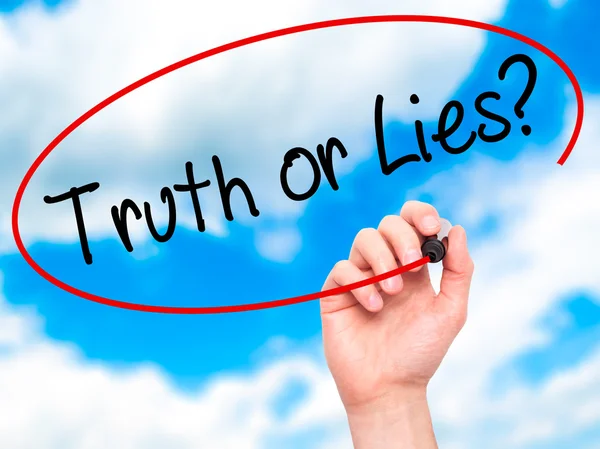 ¿Mano de hombre escribiendo verdad o mentiras? con marcador negro en scre visual —  Fotos de Stock