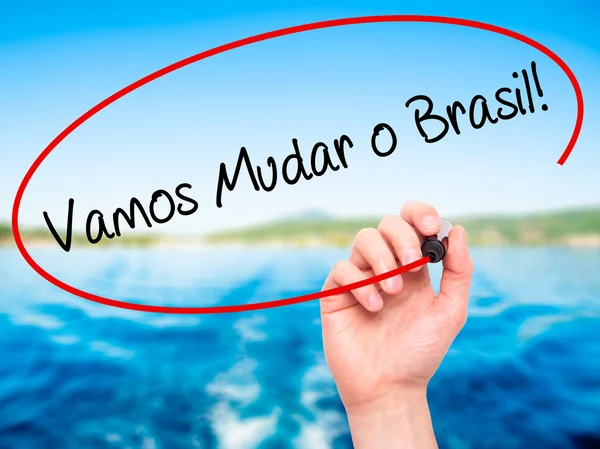 Ręką człowieka pisząc o Vamos Mudar Brasil! (Zmieńmy Brazylii w P — Zdjęcie stockowe