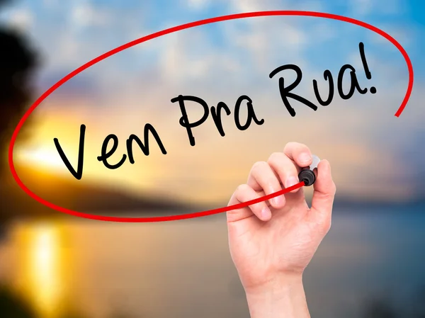 Man Hand writing Vem Pra Rua! (Ven a la calle en portugués) ingenio — Foto de Stock