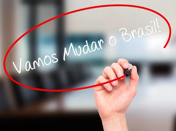 Ο άνθρωπος χέρι γράφοντας Βάμος μην αλλάζετε o Brasil! (Ας αλλάξουμε Βραζιλία σε P — Φωτογραφία Αρχείου