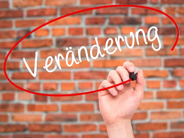 Man Hand writing Veranderung (Mudança em alemão) com marca preta — Fotografia de Stock